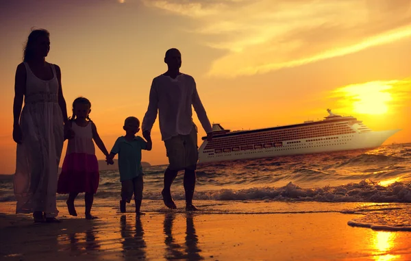 Οικογένεια σε διακοπές στην παραλία ή διακοπές έννοια — Φωτογραφία Αρχείου