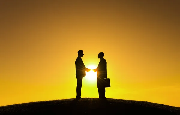 Geschäftsleute grüßen per Handschlag — Stockfoto