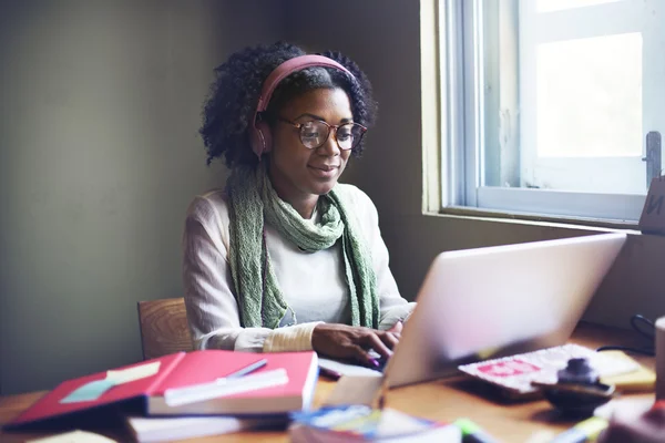 Donna che lavora sul computer portatile — Foto Stock