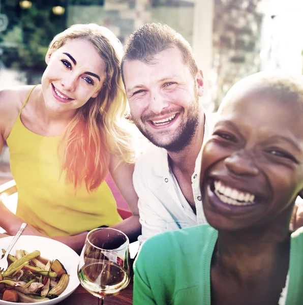 Freunde hängen bei Outdoor-Party ab — Stockfoto