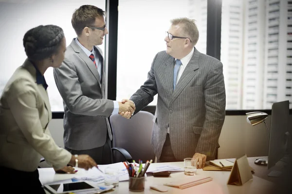 Empresários e Handshake — Fotografia de Stock