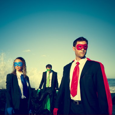 Plaj kavramı üzerinde iş süper kahramanlar