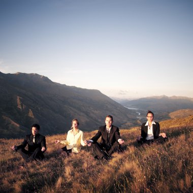 İş adamları meditasyon