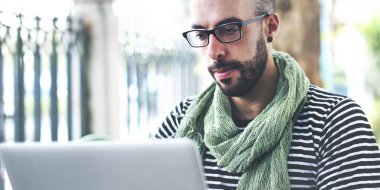 İşadamı dijital aygıt