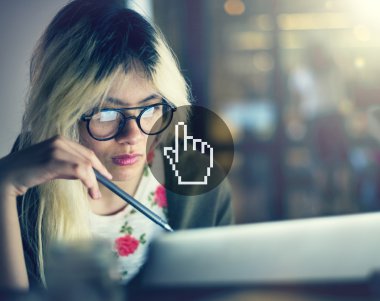 Bilgisayarda çalışan kadın