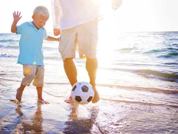 Πατέρα γιου παίζοντας στην παραλία ποδόσφαιρο έννοια — Φωτογραφία Αρχείου