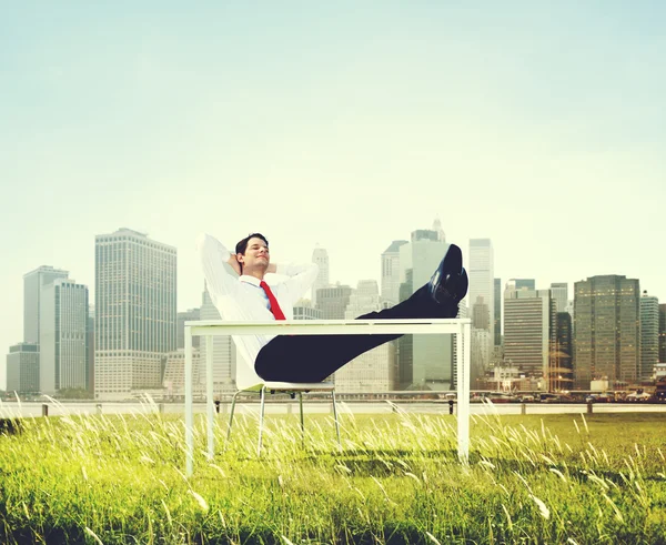 Podnikatel sedící relaxační venkovní — Stock fotografie