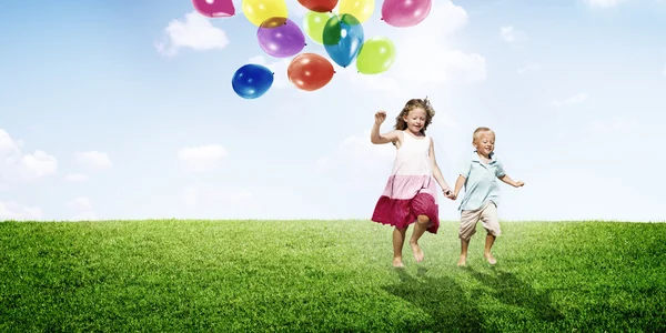 Niña y niño al aire libre Concepto — Foto de Stock