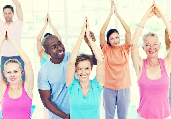 Personas sanas en el entrenamiento de fitness — Foto de Stock