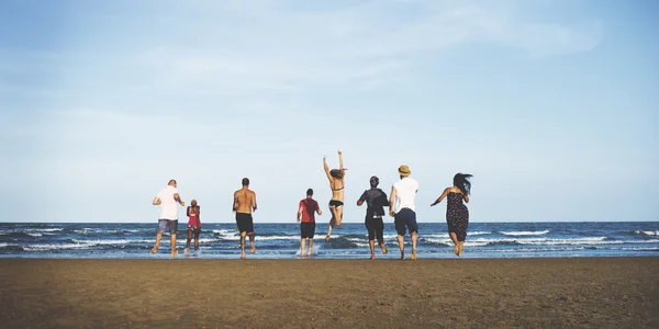 夏のビーチでの友人 — ストック写真