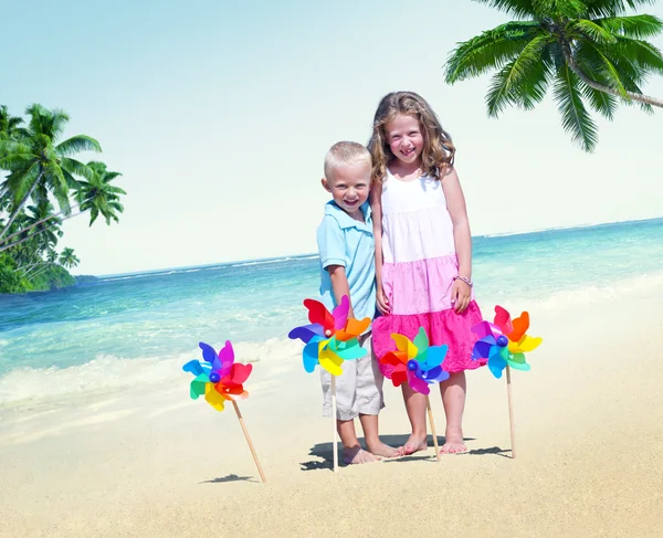 Gyermekek játszanak a strand nyári koncepció — Stock Fotó