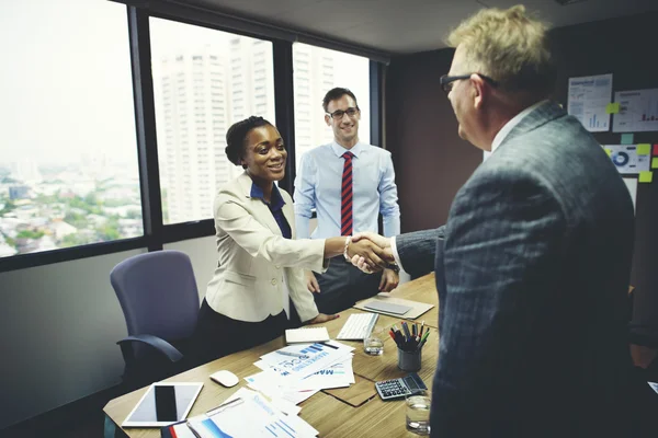 Empresários e Handshake — Fotografia de Stock