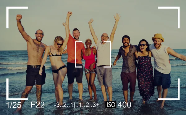 Amigos celebrando en la playa en verano — Foto de Stock