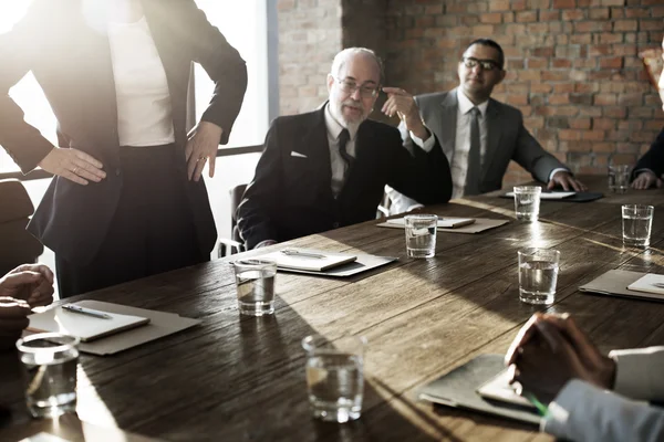 Empresários que têm reunião na sala de reuniões — Fotografia de Stock