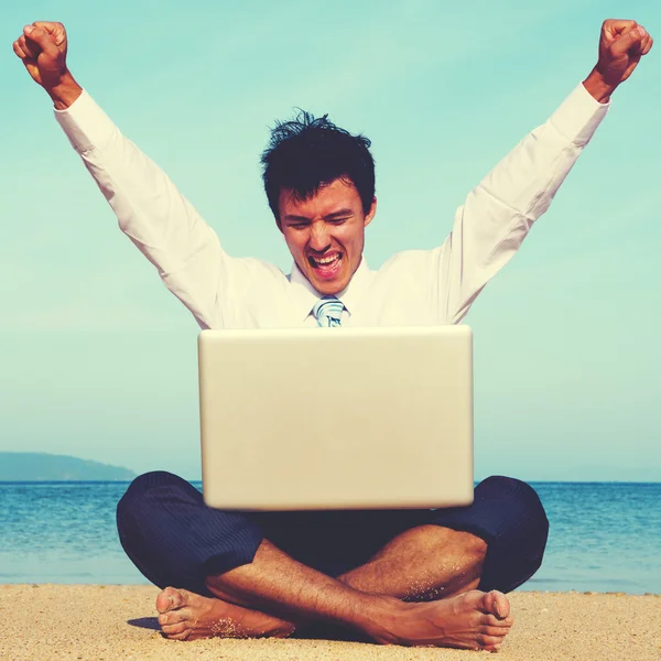 Empresário na praia com laptop — Fotografia de Stock