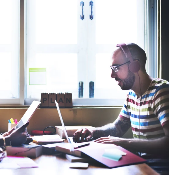 Man som arbetar på bärbar dator — Stockfoto