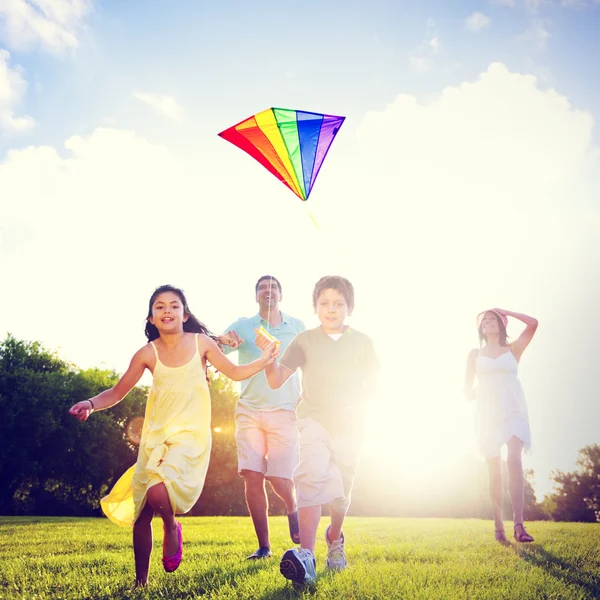 Kite voador de família juntos — Fotografia de Stock