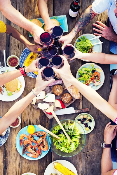 Mesa com deliciosa comida — Fotografia de Stock