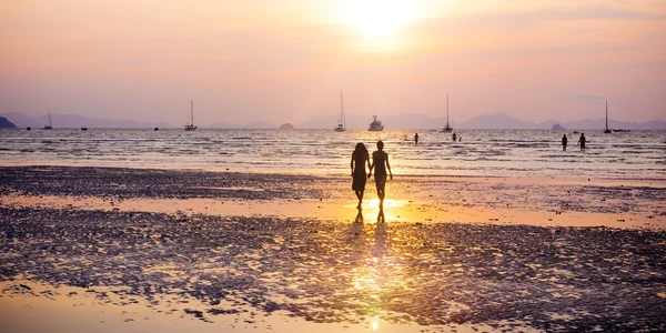 Para zakochanych w romantyczne pojęcie Beach — Zdjęcie stockowe