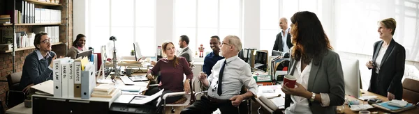 Biznesmeni pracujący razem w biurze — Zdjęcie stockowe