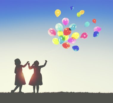 Balonlar ile birlikte oynayan çocuklar