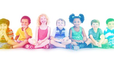 Çeşitlilik çocuk birlikte oturan