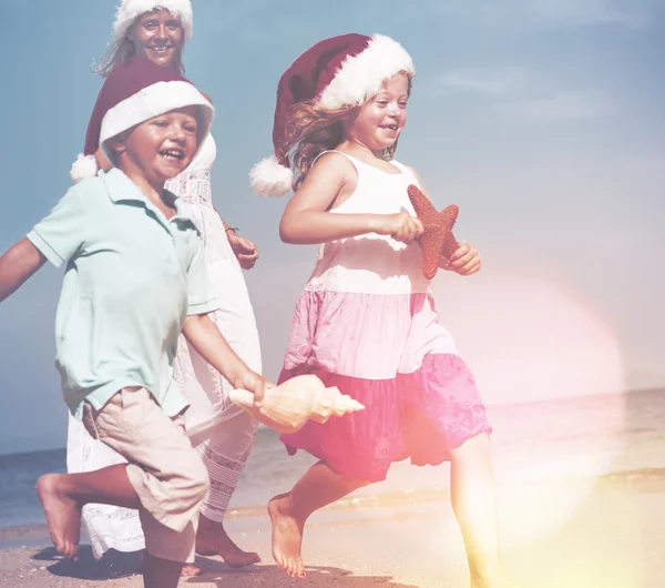 Familia en la playa jugando a la felicidad — Foto de Stock