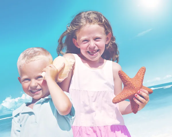 Broer en zus plezier op strand — Stockfoto