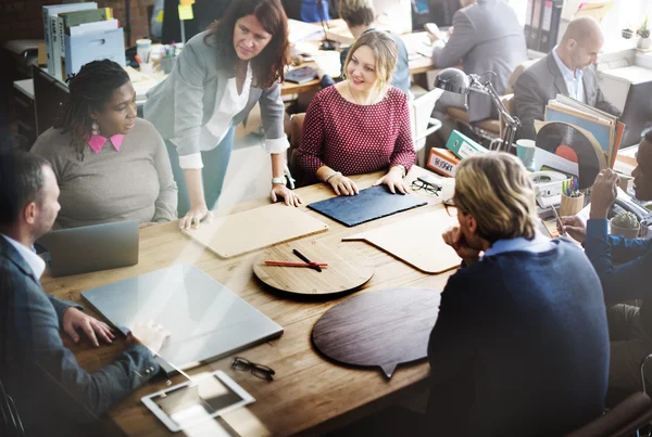 Business people brainstorming in ufficio , — Foto Stock