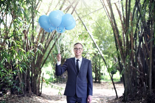 屋外で風船を持ったビジネスマン — ストック写真