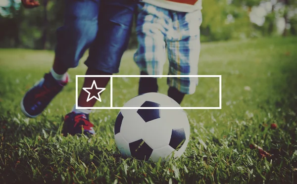 Dzieci gry w piłkę nożną w lato park — Zdjęcie stockowe