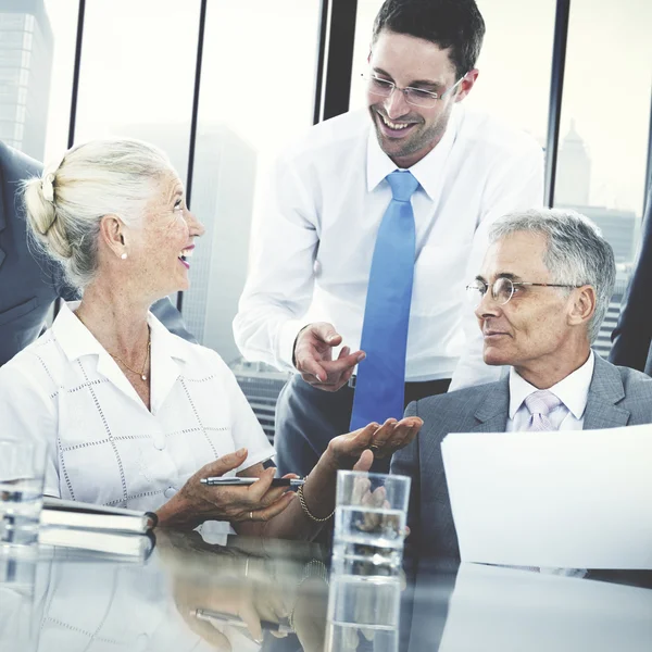 Empresarios discuten estrategia sobre reunión — Foto de Stock