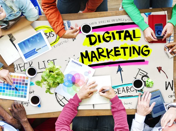 Mensen wijzen op digitale Marketing — Stockfoto