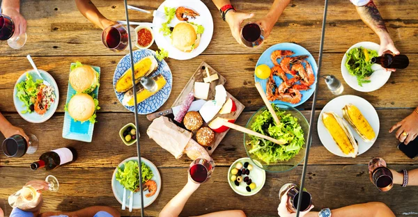 食品および飲料のテーブル — ストック写真