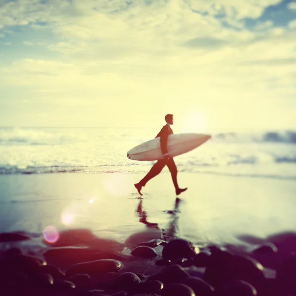 Uomo d'affari con tavola da surf — Foto Stock