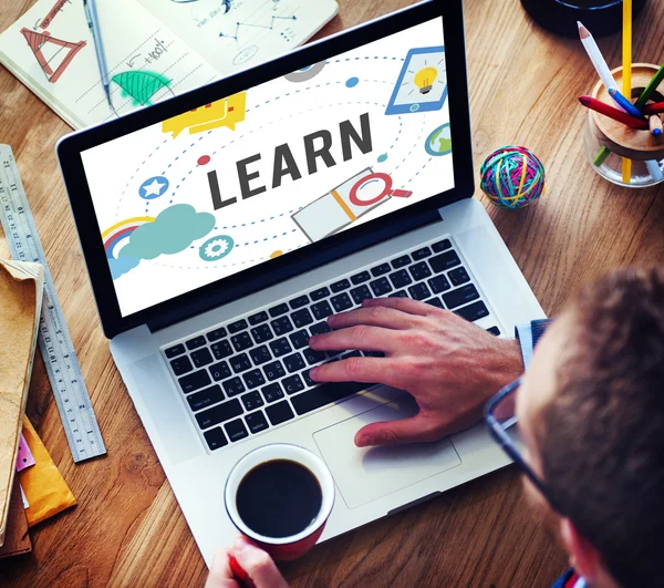 Homem usando laptop e aprender — Fotografia de Stock