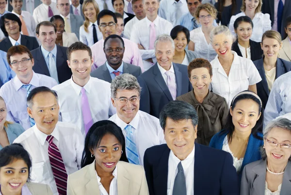 Groep van mensen uit het bedrijfsleven permanent samen — Stockfoto