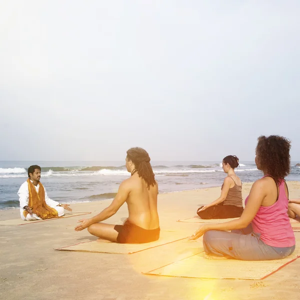 Persone che fanno esercizio di yoga — Foto Stock