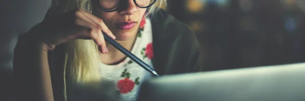 Femme travaillant à l'ordinateur — Photo