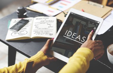 dijital tablet kullanan kadın