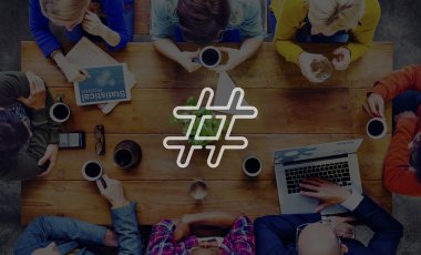 Grup insanlar ve Hashtag simgesi