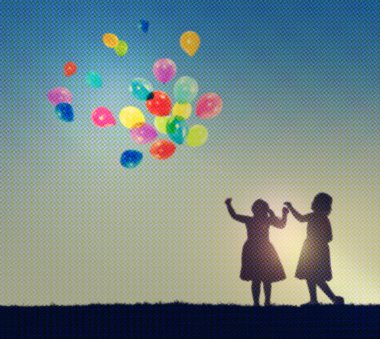 Balonlar ile birlikte oynayan çocuklar