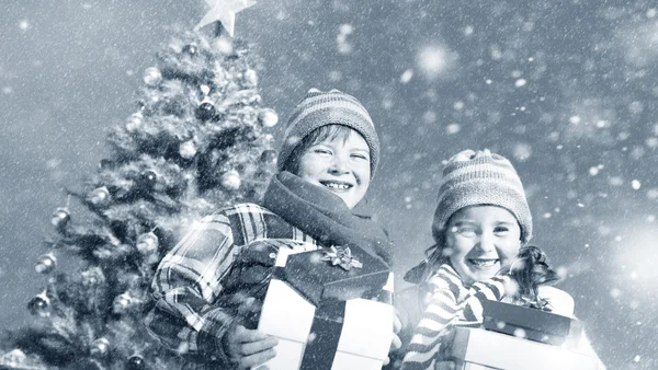 Niños con cajas de regalo —  Fotos de Stock