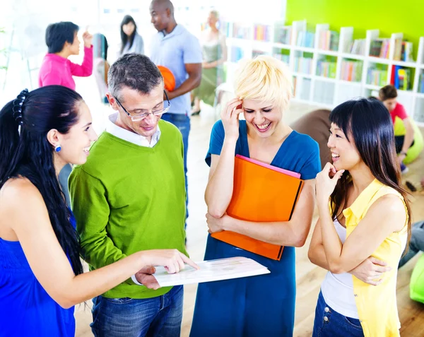 Studenten studeren in het klaslokaal — Stockfoto