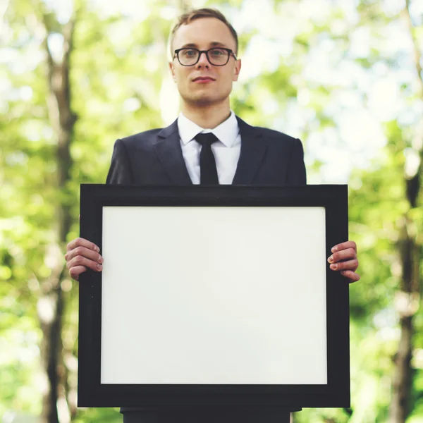 Empresario sosteniendo imagen — Foto de Stock