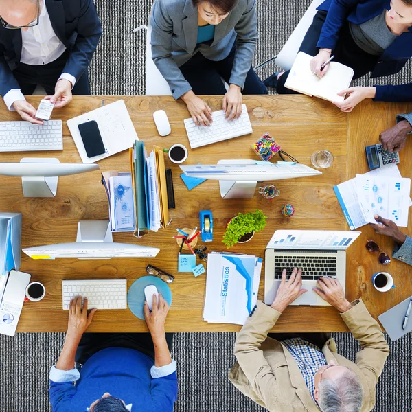 Empresários que trabalham no escritório — Fotografia de Stock