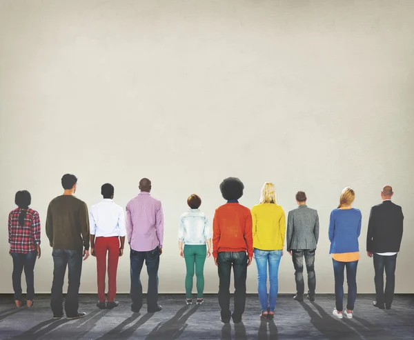 Grupp människor stående, bakifrån — Stockfoto
