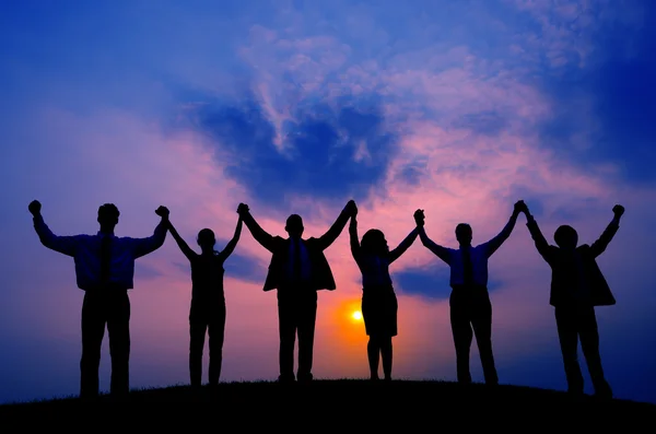 Pessoas de negócios levantando as mãos juntos — Fotografia de Stock