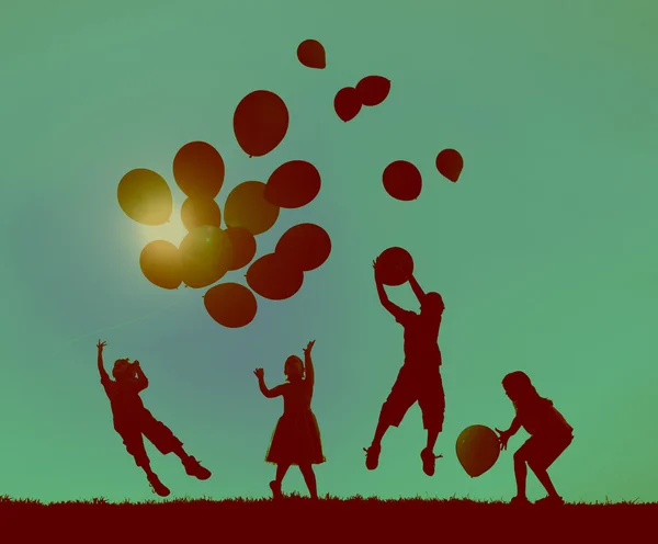 Dzieci bawiące się balonami — Zdjęcie stockowe