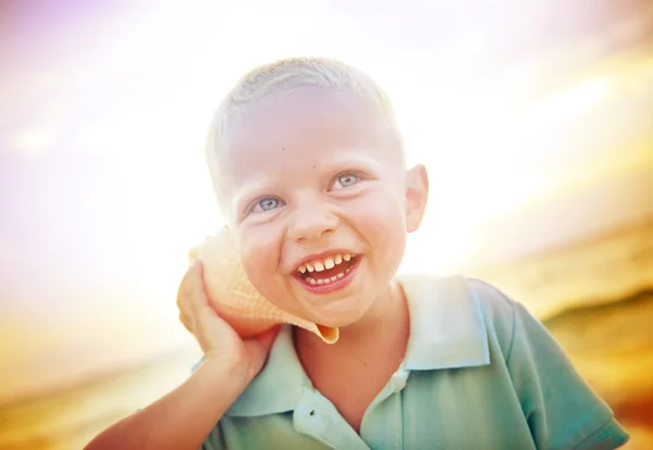 Niño divirtiéndose en la playa —  Fotos de Stock